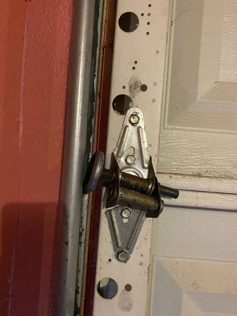 roller-broke-on-garage-door-hinge